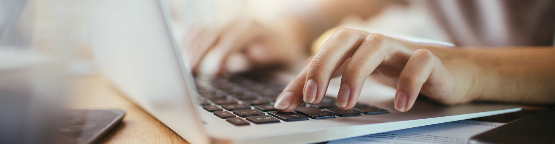 Computer-Tastatur mit Händen