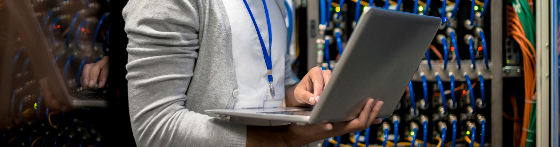 Mann mit Laptop im Arm